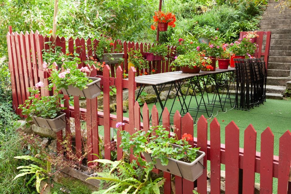 Terrasse frühlingsfit machen: Holz pflegen, Fugen befreien, Möbel prüfen