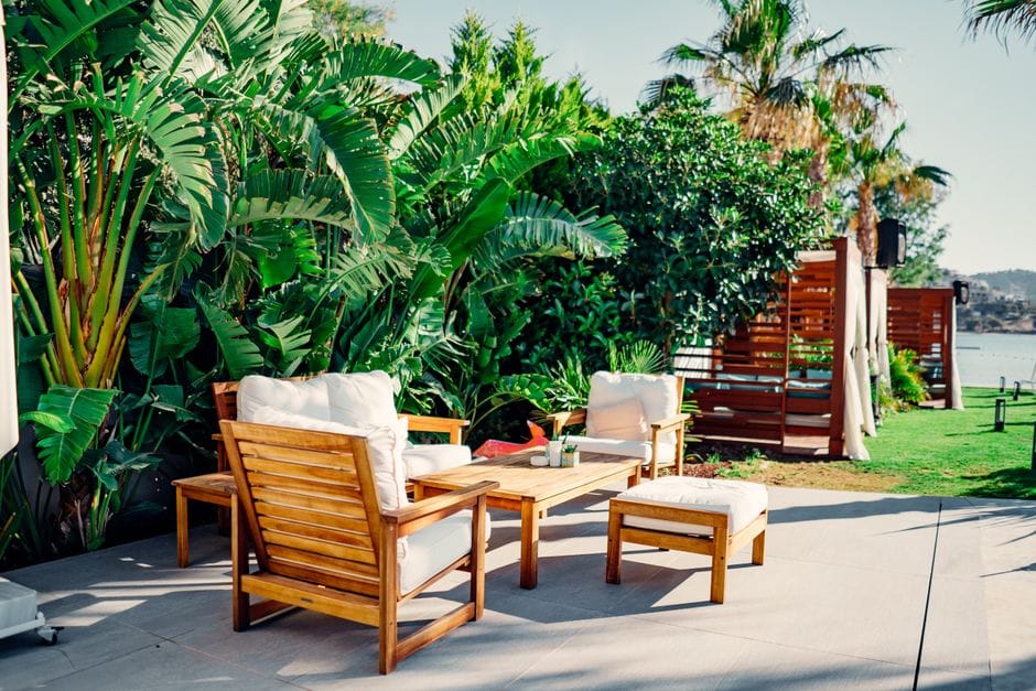 Gartenmöbel richtig pflegen: Holz, Metall und Kunststoff über Jahre erhalten