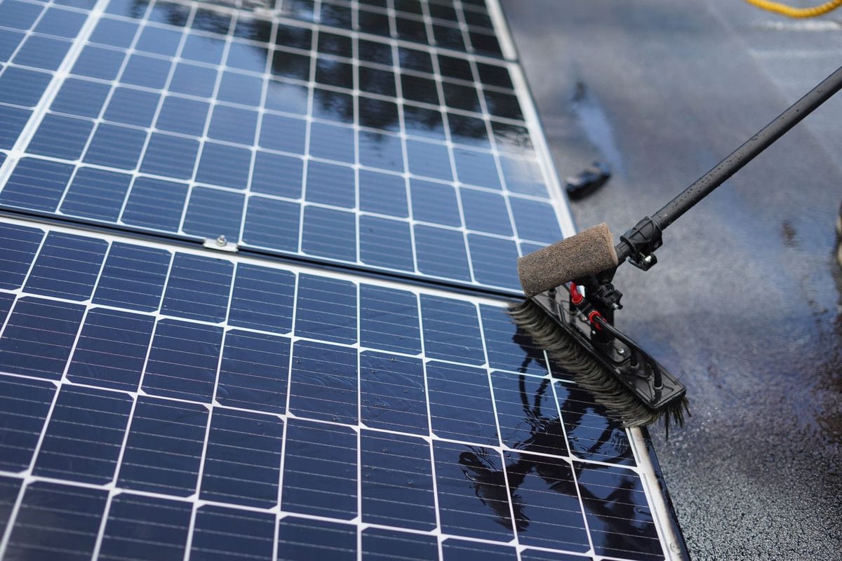 Photovoltaikanlage reinigen: Wann sich die Modulpflege im Spätsommer wirklich lohnt