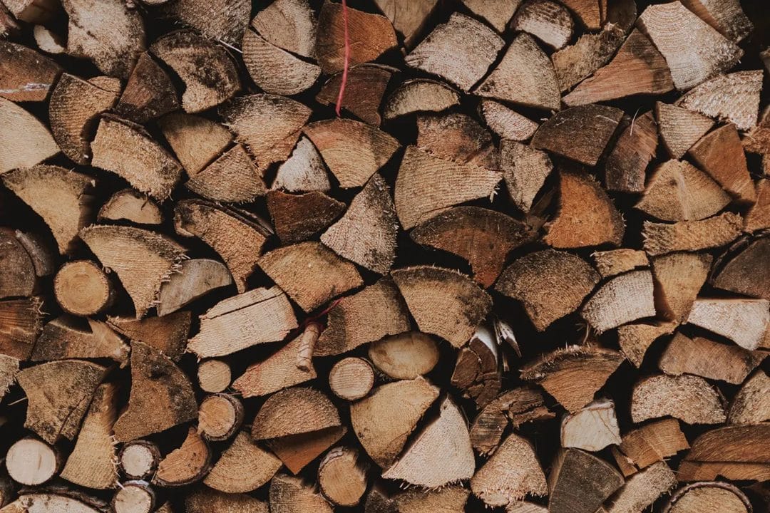 Brennholz richtig stapeln und trocknen: Warum der September über die Heizsaison entscheidet