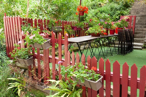 Terrasse frühlingsfit machen: Holz pflegen, Fugen befreien, Möbel prüfen